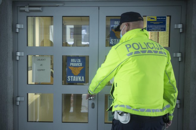 Stavka policistov se je začela včeraj ob sedmih zjutraj in bo trajala do izpolnitev zahtev. FOTO: Jure Eržen/Delo