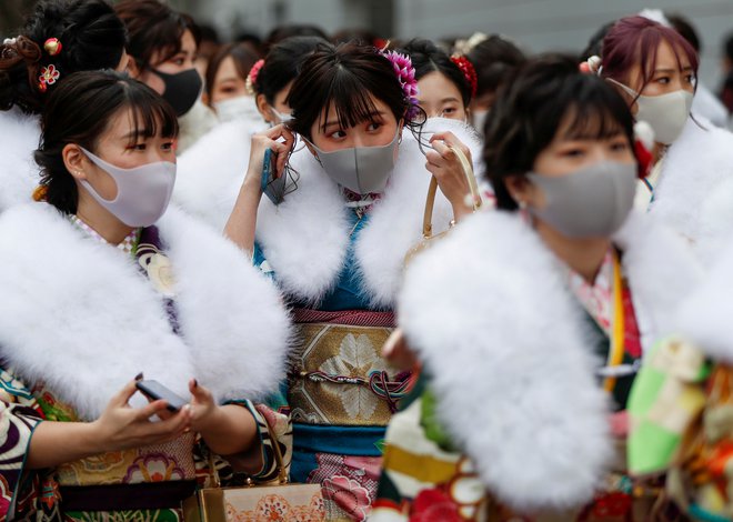 Dvajsetletne Japonke v kimonih na slovesnosti v mestu Kawasaki, na kateri praznujejo čas, ko iz deklic uradno postanejo ženske. FOTO: Issei Kato/Reuters