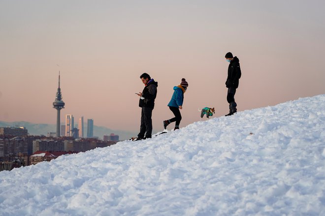 Španci so se danes zbudili v najhladnejše jutro v zadnjih dvajsetih letih. FOTO: Juan Medina/Reuters