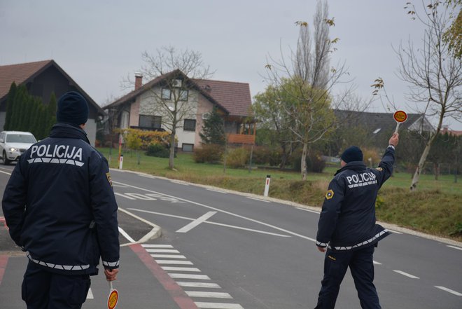 Voznik iz okolice Ivančne Gorice ni upošteval znakov policistov. Fotografija je simbolična FOTO: Oste Bakal