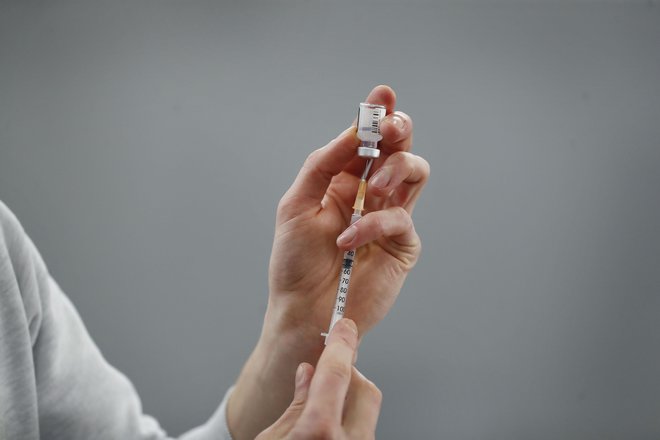 Cepljenje proti koronavirusu poteka tudi novomeški bolnišnici. FOTO: Leon Vidic/Delo