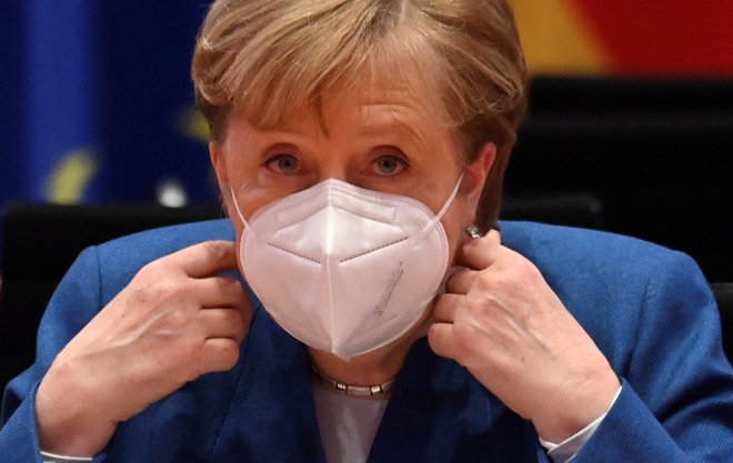 Nemška kanclekra Angela Merkel opozarja, da epidemije še ni konec. FOTO: Reuters