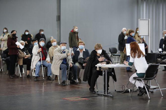 Zanimanje za cepljenje, ki je danes potekalo tudi na Gospodarskem razstavišču v Ljubljani, presega število prispelih odmerkov. FOTO: Leon Vidic/Delo