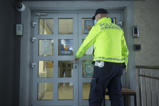 Stavka policistov na postaji prometne policije v Postojni. FOTO: Jure Eržen/Delo