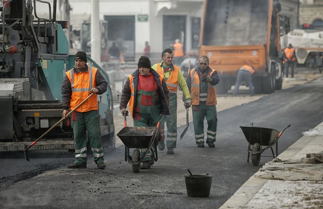 Vlada je v sedmem protikoronskem paketu zaposlenim z nižjimi plačami v zasebnem sektorju, ki so decembra delali dodelila krizni dodatek. FOTO: Blaž Samec/Delo