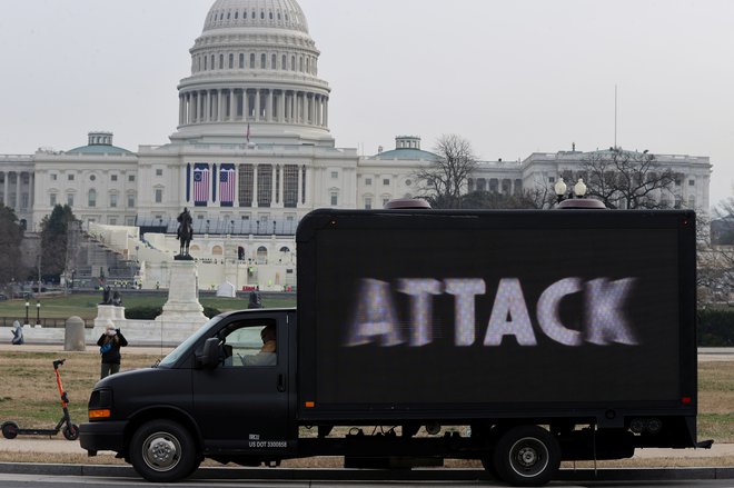 Protest zaradi vdora v kongres pred tednom dni. FOTO: Jonathan Ernst/Reuters