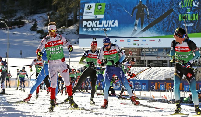 Biatlonci, med njimi tudi naš udarni adut Jakov Fak, so nazadnje tekmovali na Pokljuki januarja 2020. FOTO: Matej Družnik/Delo
