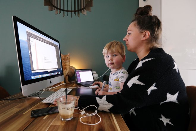 Pri zaposlenih, ki opravljajo delo na daljavo, je nujno tudi zagotoviti enako obravnavo glede na delavce, ki delajo v prostorih podjetja. FOTO: Eva Plevier/Reuters