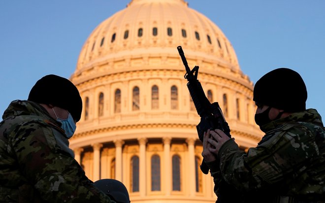 Končno zadostno zastraženi ameriški kongres pretresajo politični prepiri. FOTO. Joshua Roberts/Reuters