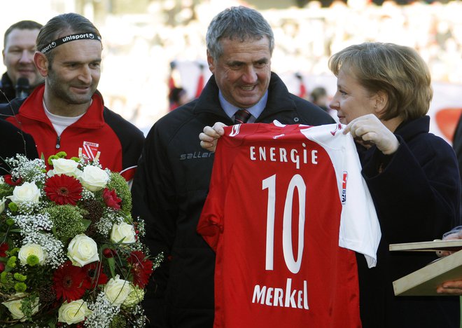 Bojan Prašnikar je kot trener nemškega bundesligaša Energie Cottbus užival tudi navijaško podporo nemške kanclerke Angele Merkel. Foto Reuters