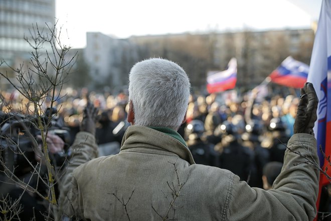 Prostest na Trgu Republike. FOTO: Blaž Samec/Delo