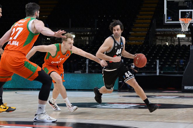 Jaka Blažič (v sredini) je zadeval in dihal za ovratnik Milošu Teodosiću. FOTO: EuroCup