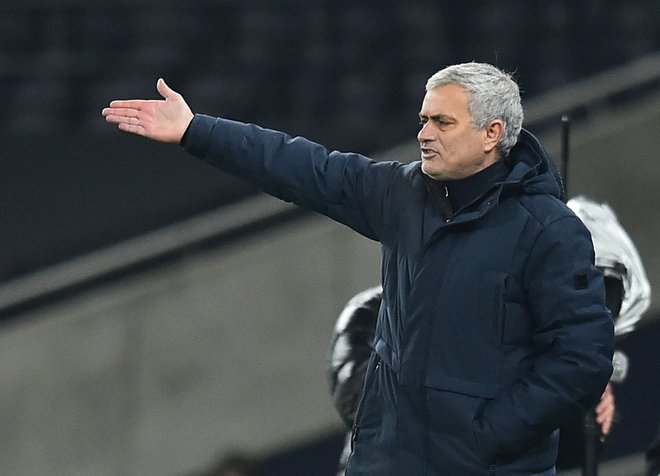 Trener Tottenhama Jose Mourinho je zaman bodril igralce, v tekmi s Fulhamom je izgubil dve točki v boju za vrh. FOTO: Glyn Kirk/Reuters