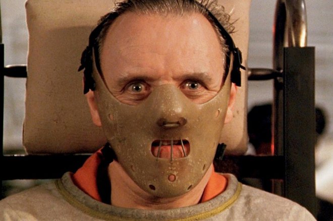 Strogo varovani dr. Hannibal Lecter, kultni lik iz filma Ko jagenjčki obmolknejo. V kina je prišel pred 30 leti. FOTO: promocijsko gradivo
