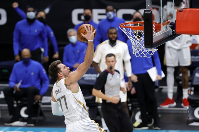 Luka Dončić je sijajnemu strelskemu izkupičku dodal tudi 4 blokade, kar je njegov osebni rekord. FOTO: Jared C. Tilton/AFP