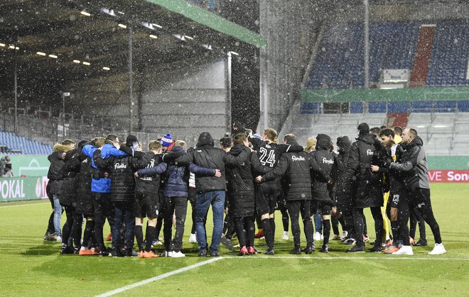 Nemški drugoligaš Kiel je pripravil veliko presenečenje v pokalu. FOTO: Fabian Bimmer/Reuters