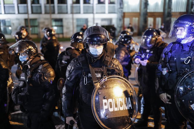 Slovenska policija ima bogate izkušnje z upravljanjem mirnih protestov, izgovorov, da ne opazi nevarnega in vse bolj radikaliziranega dogajanja v družbi, pa ima vsak dan manj. FOTO: Uroš Hočevar/Delo&nbsp;