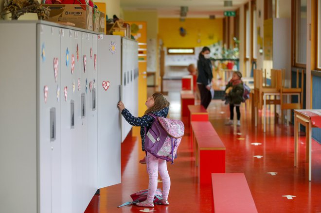 Z ministrstva odgovarjajo, da pri odpiranju šol izhajajo iz epidemioloških kriterijev in vladnega semaforja. Ta je doslej strogo veljal le za šolstvo. FOTO: Matej Družnik/Delo