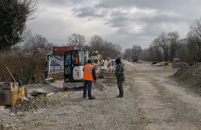 Na Cesti dveh cesarjev na Viču trenutno poteka prva faza obnove cestišča. FOTO: Blaž Samec/Delo