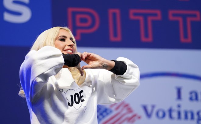 Lady Gaga na predvolilnem zborovanju v Pittsburghu novembra lani. FOTO: Kevin Lamarque/Reuters