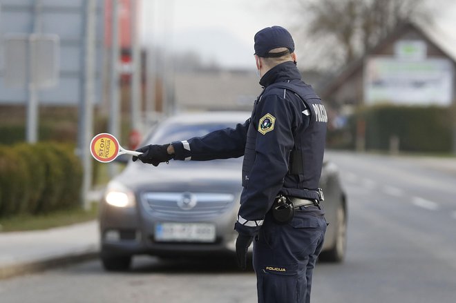 Zaradi rutinske kontrole dokumentov je policist na svoji roki občutil moč napadalčevih zob. Fotografija je simbolična. FOTO: Leon Vidic/Delo