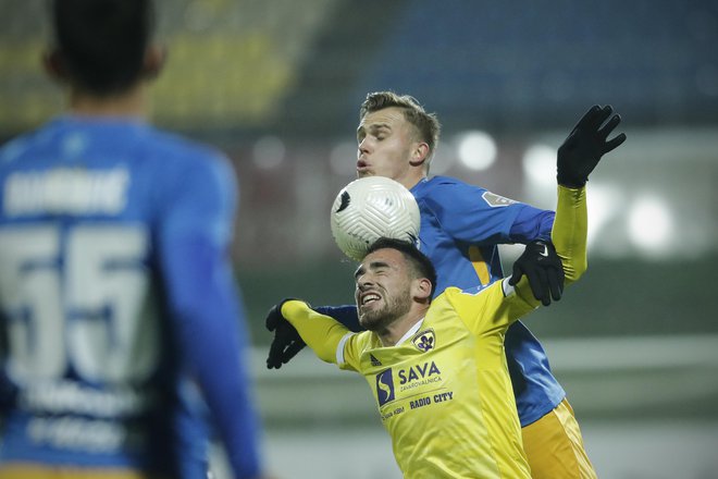 Slovenija bo prvenstvo začela v Mariboru, kjer je doma udarni mladi nogometaš domačega kluba Aljoša Matko. FOTO: Uroš Hočevar/Delo