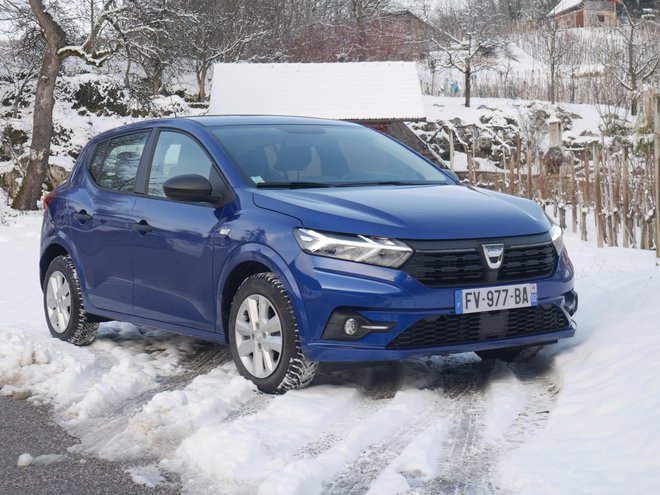 Dacia sandero se predstavlja v sveži podobi, ki je predvsem spredaj bolj drzna kot doslej. V žarometih so že serijsko pri vseh različicah sveteče diode. Fotografije Boštjan Okorn