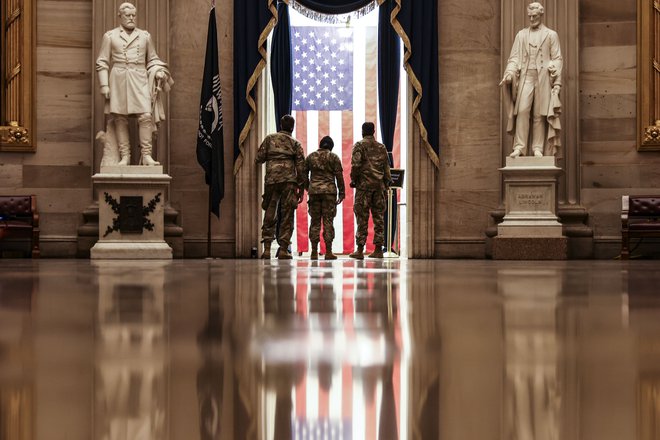 Washington se spreminja v najbolj zastraženo mesto na svetu, s štirikrat več vojaki, kot jih je trenutno v Afganistanu in Iraku skupaj.<br />
FOTO: Tasos Katopodis/AFP