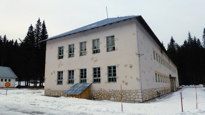 Del vojašnice, v kateri smo bivali <em>učitelji skijanja</em>. FOTO: Miroslav Cvjetičanin