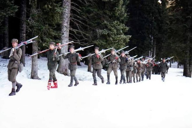 Pripadniki JLA so se na Pokljuki učili smučati. FOTO: Osebni arhiv