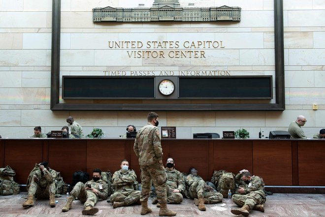Pripadniki narodne garde med počitkom v prostorih centra za obiskovalce poslopja ameriškega kongresa. Foto: Brendan Smialowski/AFP
