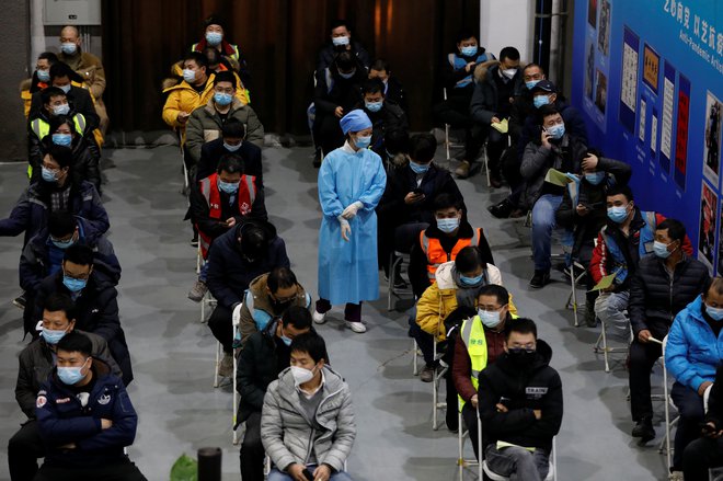 Od pojava covida-19 v Wuhanu se pri novem koronavirusu mesečno pojavljata ena ali dve mutaciji. FOTO: Carlos Garcia Rawlins/Reuters