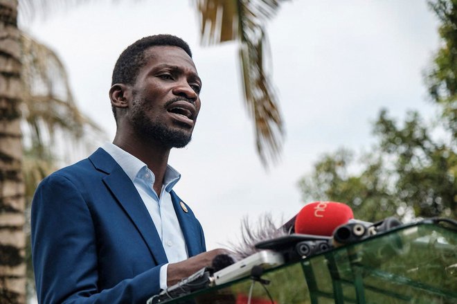 Bobi Wine je zavrnil rezultate volitev kot lažne in razglasil zmago. FOTO: Sumy Sadruni/AFP