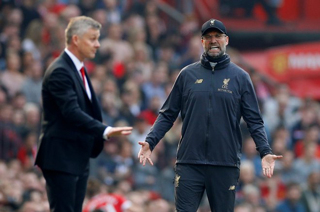 Ole Gunnar Solskjær in rdeči vragi prihajajo k Jürgenu Kloppu (desno) na Anfield v Liverpool kot vodilni v angleškem prvenstvu. FOTO: Phil Noble/Reuters