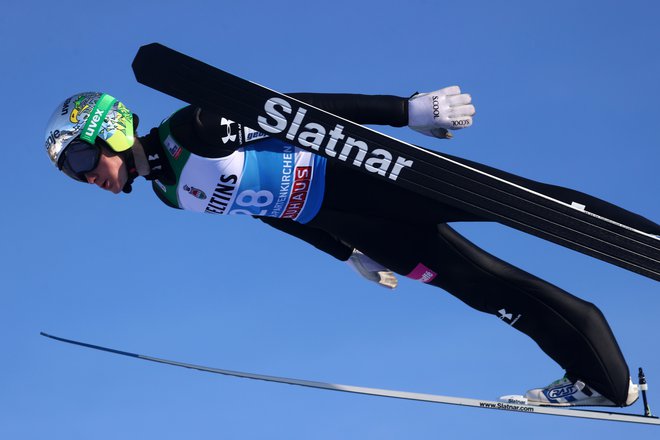 Cene Prevc je navdušil z najdaljšim skokom včerajšnjega dneva v Zakopanah. FOTO: Kai Pfaffenbach/Reuters