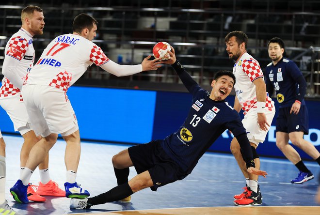 Hrvaški rokometaši so bili lahko po uvodnem nastopu na SP celo zadovoljni z osvojeno točko na tekmi z Japonsko. FOTO: Reuters