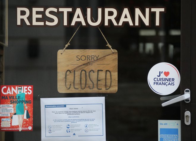 Napis &raquo;Sorry, we are closed&laquo; na vratih restavracije v Cannesu in na tisoče drugih restavracijah po svetu. Foto Eric Gaillard/Reuters