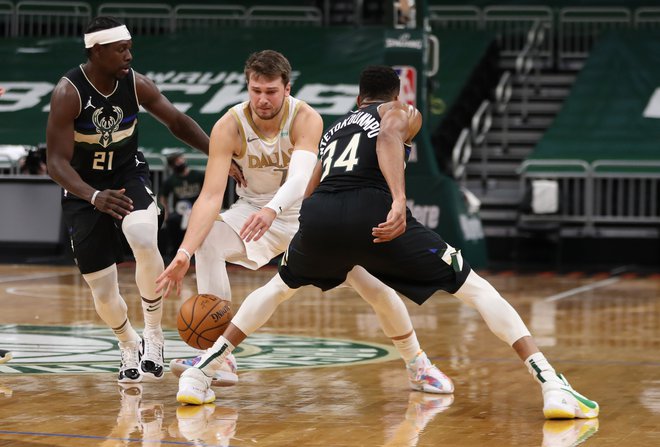 Luka Dončić in Giannis Antetokounmpo (34) sta bila na parketu več zanimivih bitk. FOTO: Nick Monroe/Usa Today Sports