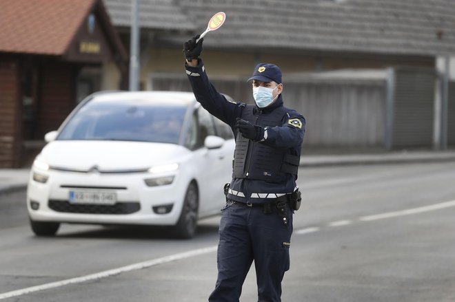 S povečanim nadzorom želijo preprečiti, da bi na priljubljenih izletniških točkah spet nastal kaos. FOTO: Leon Vidic/Delo