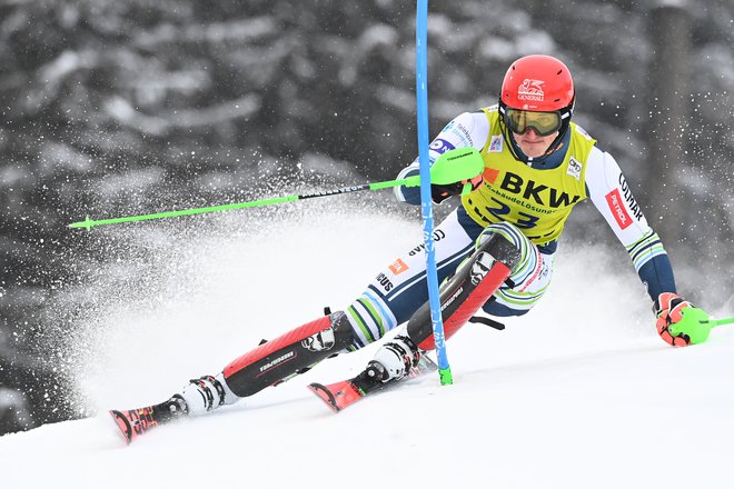 Štefan Hadalin je v drugo le bolje opravil svojo slalomsko vožnjo v Flachauu. FOTO: Joe Klamar/AFP