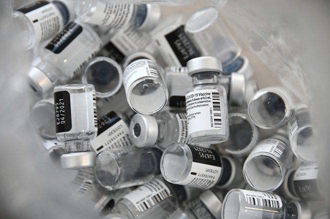 Po napovedih podjetij Pfizer in BioNTech bo količina pošiljk cepiva za države Evropske unije ponovno skladna s predhodnim načrtom takoj po 25. januarju.&nbsp;FOTO: Sebastien Bozon/AFP