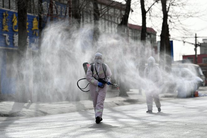 Razkuževanje ulic v kitajskem mestu Šija-Žuang. Foto Str Afp