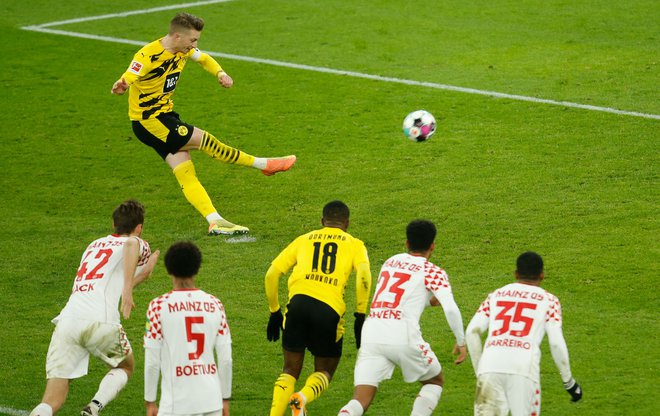 Marco Reus je v 76. minuti zapravil strel z bele točke, ki bi Dortmundu prinesel zmago. FOTO: Leon Kuegeler/AFP