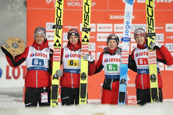 Zmagovalno avstrijsko ekipo so tvorili (z leve) Daniel Huber, Philipp Aschenwald, Jan Hörl in Michael Hayböck. FOTO: Janek Skarzynski/AFP