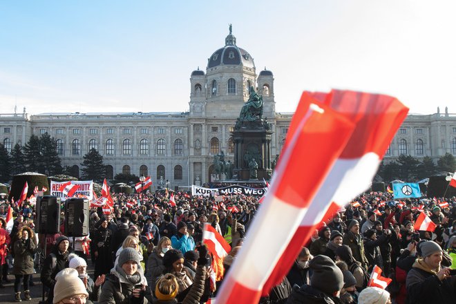 Na Dunaju je protestiralo okoli 10.000 nasprotnikov protikoronskih ukrepov. Na fotografiji dogajanje na Trgu Marije Terezije, ob katerem sta Prirodoslovni in Umetnostnozgodovinski muzej, blizu pa tudi Muzejska četrt. FOTO:&nbsp;Alex Halada/AFP
