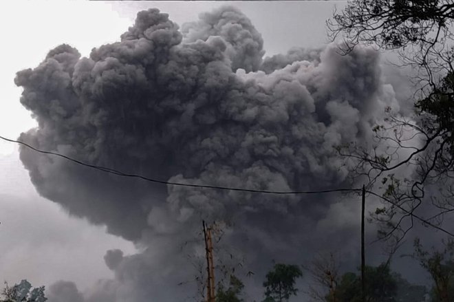 Višina vulkana Semeru znaša&nbsp;3676 metrov. Seizmologi v Indoneziji sicer spremljajo več kot 120 aktivnih vulkanov. FOTO: AFP