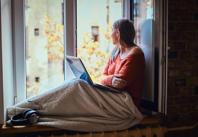 Pogled na sončen dan naj bo motivacija, da čim prej končamo nalogo in se nato odpravimo ven, kot da delamo z računalnikom na kolenih in nam misli uhajajo. Če se sonce pokaže za nekaj minut, to izkoristimo za predčasni odmor. FOTO:&nbsp; Fxquadro/Shutterstock