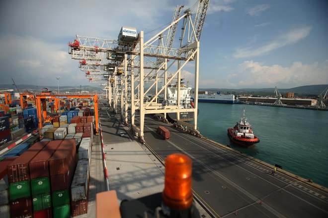 Naložbe v pristanišče ohranjajo konkurenčnost Luke Koper.<br />
FOTO: Jure Eržen/Delo