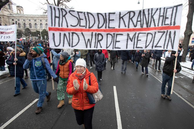 Na Dunaju so včeraj popoldne potekale demonstracije proti protikoronskim ukrepom v državi, ki se jih je udeležilo okoli 10.000 ljudi. FOTO: Alex Halada/AFP