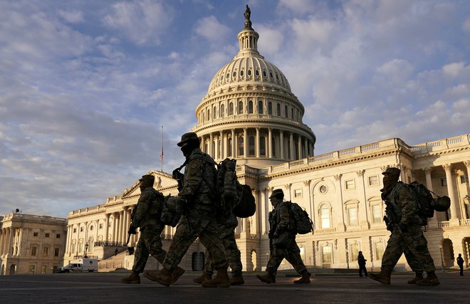Pripadniki nacionalne garde pred Kapitolom. FOTO: Joshua Roberts/Reuters